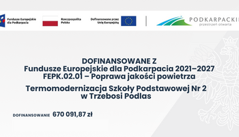 Plansza informacyjna o dofinansowaniu projektu &bdquo;Termomodernizacja Szkoły Podstawowej nr 2 w Trzebosi&rdquo; z programu Fundusze Europejskie dla Podkarpacia 2021&ndash;2027; kwota dofinansowania: 670 091,87 zł.